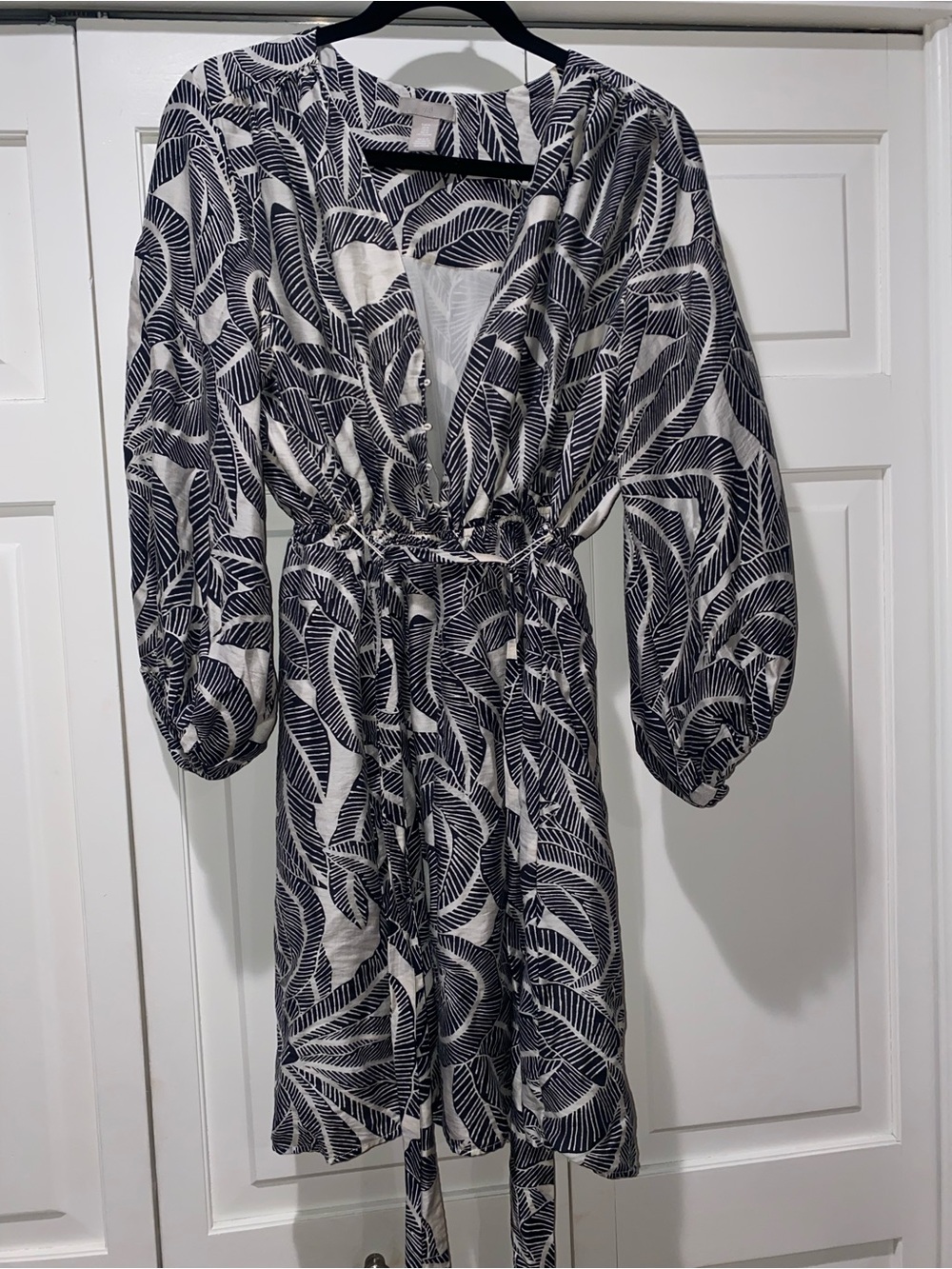 H&M Black and White Leaf-Print Long Sleeve Dress